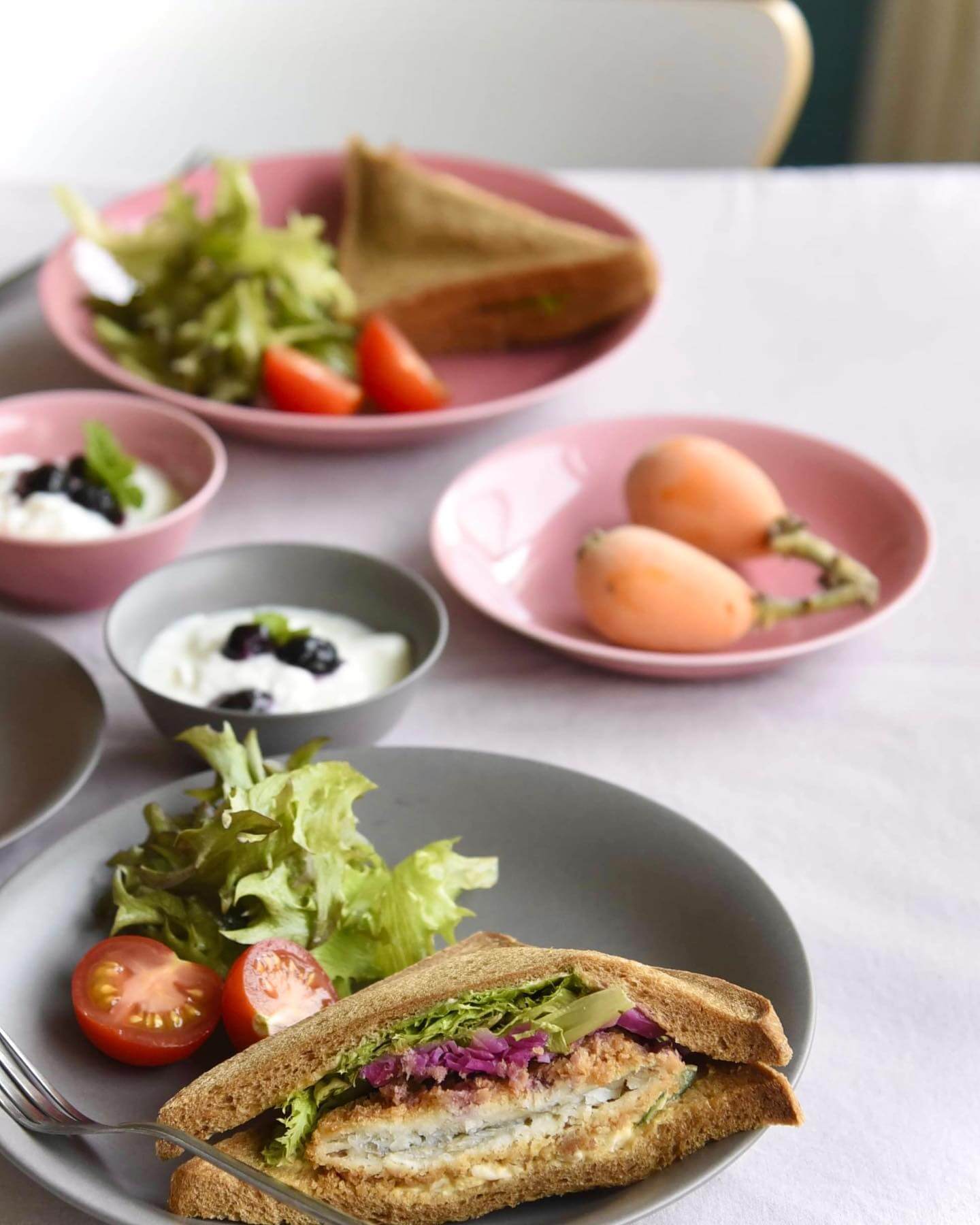 結婚祝いに贈る2色(一重梅色、柴色)×3型の波佐見焼の食器