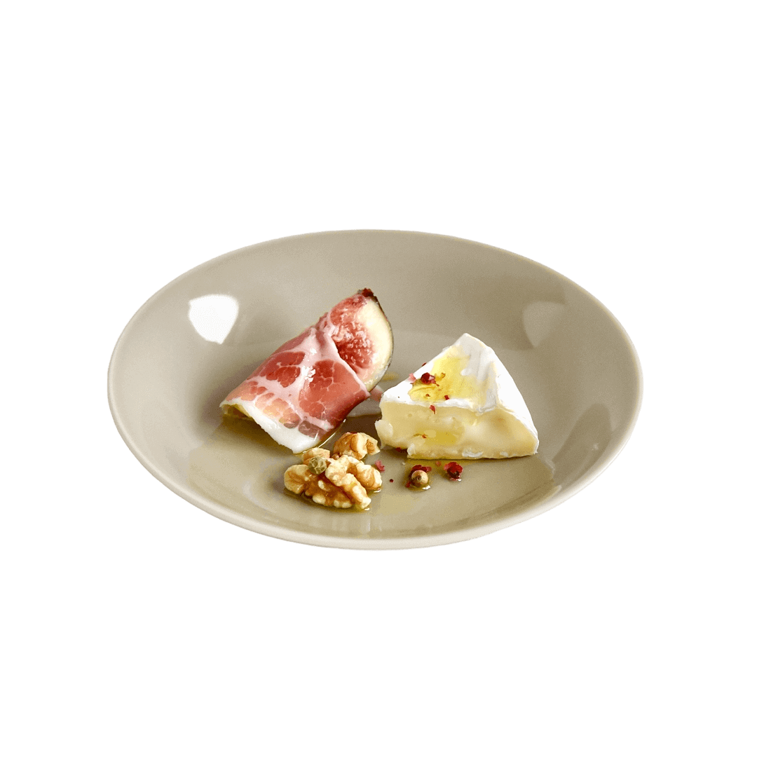 波佐見焼の取皿(亜麻色)にイチジクと生ハムとチーズを載せた