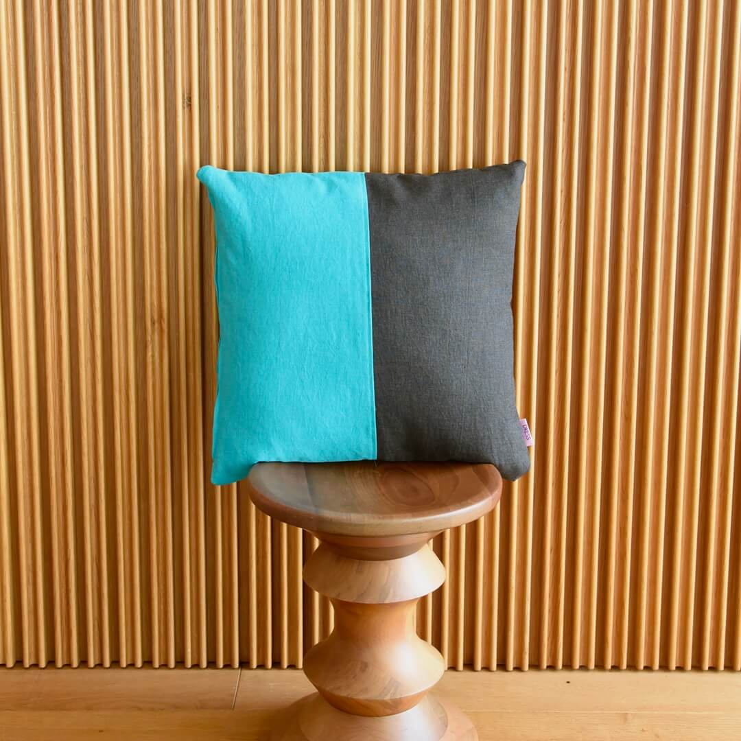 国産リネンのクッションカバー(アッシュグレー&エメラルドグリーン)とクッション