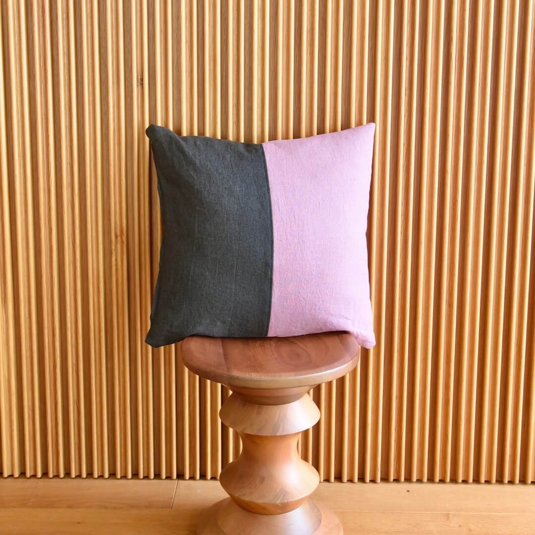国産リネンのクッションカバー(アッシュグレー&ローズピンク)とクッション