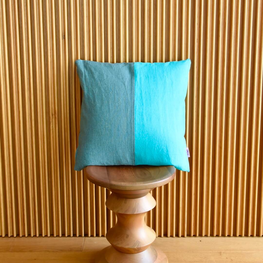 国産リネンのクッションカバー(アッシュミント&エメラルドグリーン)とクッション