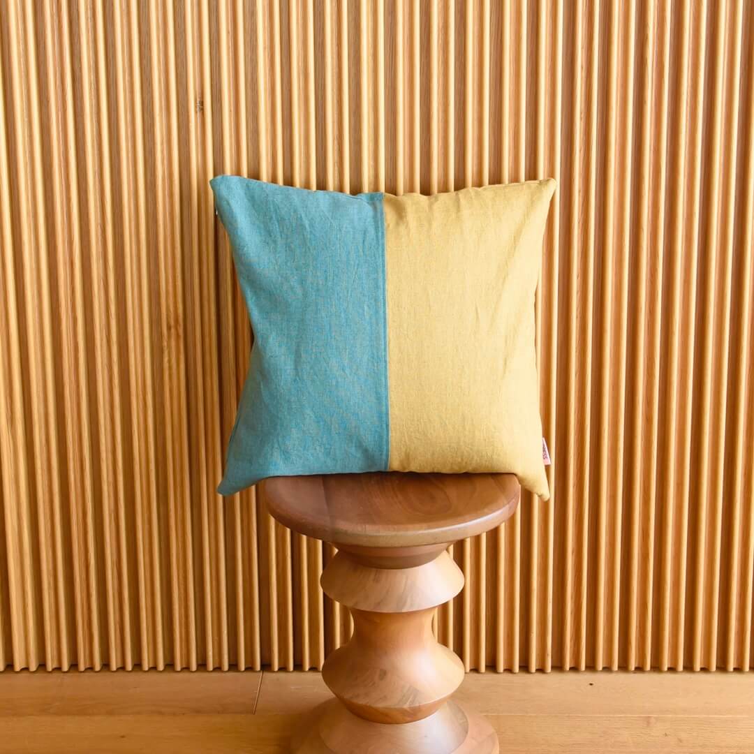国産リネンのクッションカバー(アッシュミント&マスタード)とクッション