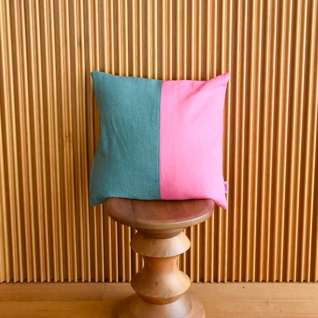 国産リネンのクッションカバー(アッシュミント&パッションピンク)とクッション