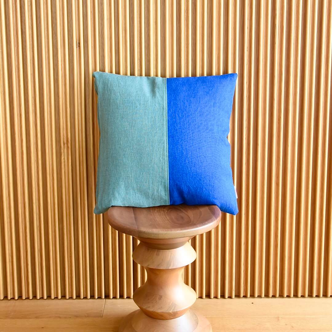 国産リネンのクッションカバー(アッシュミント&ロイヤルブルー)とクッション