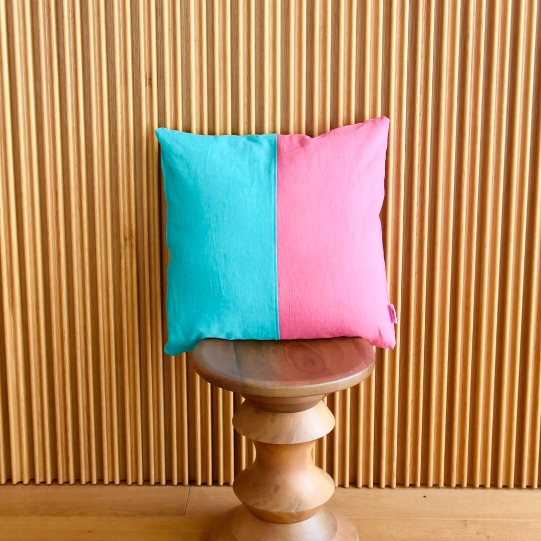 国産リネンのクッションカバー(エメラルドグリーン&パッションピンク)とクッション