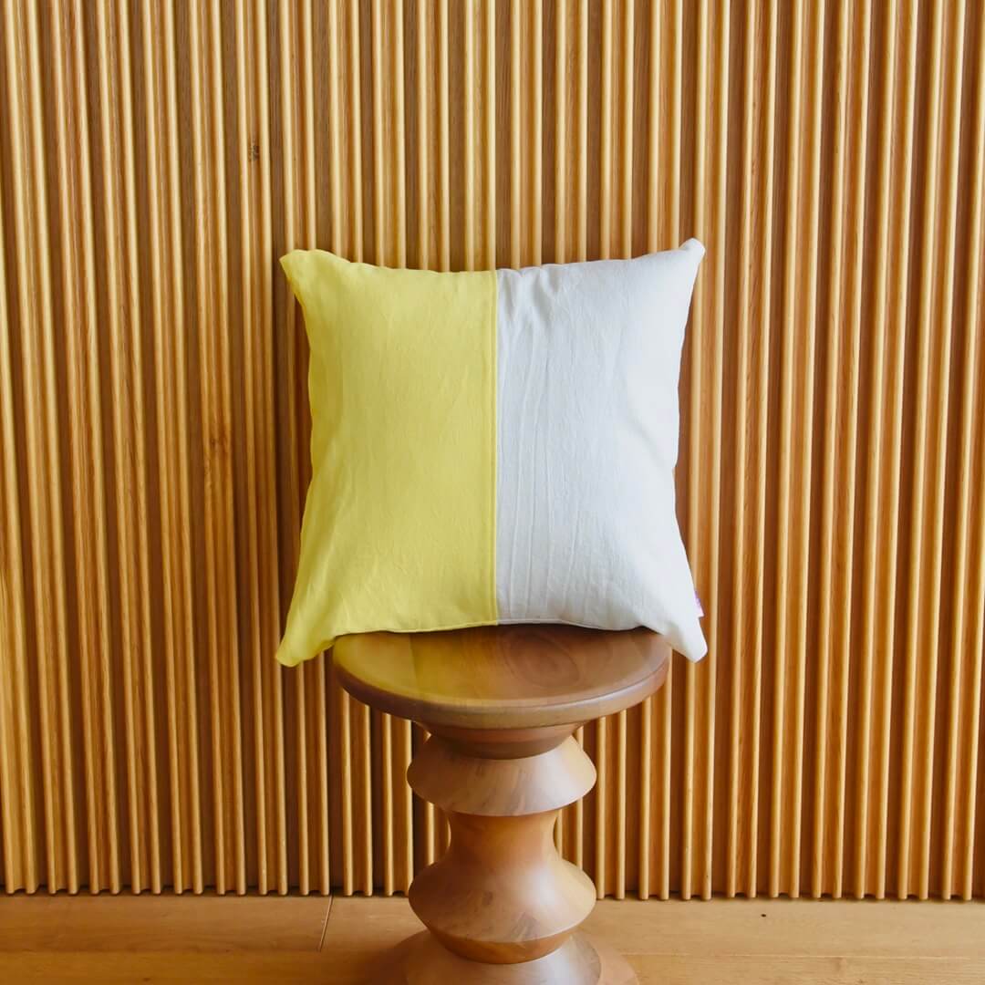 国産リネンのクッションカバー(レモンイエロー&オフホワイト)とクッション