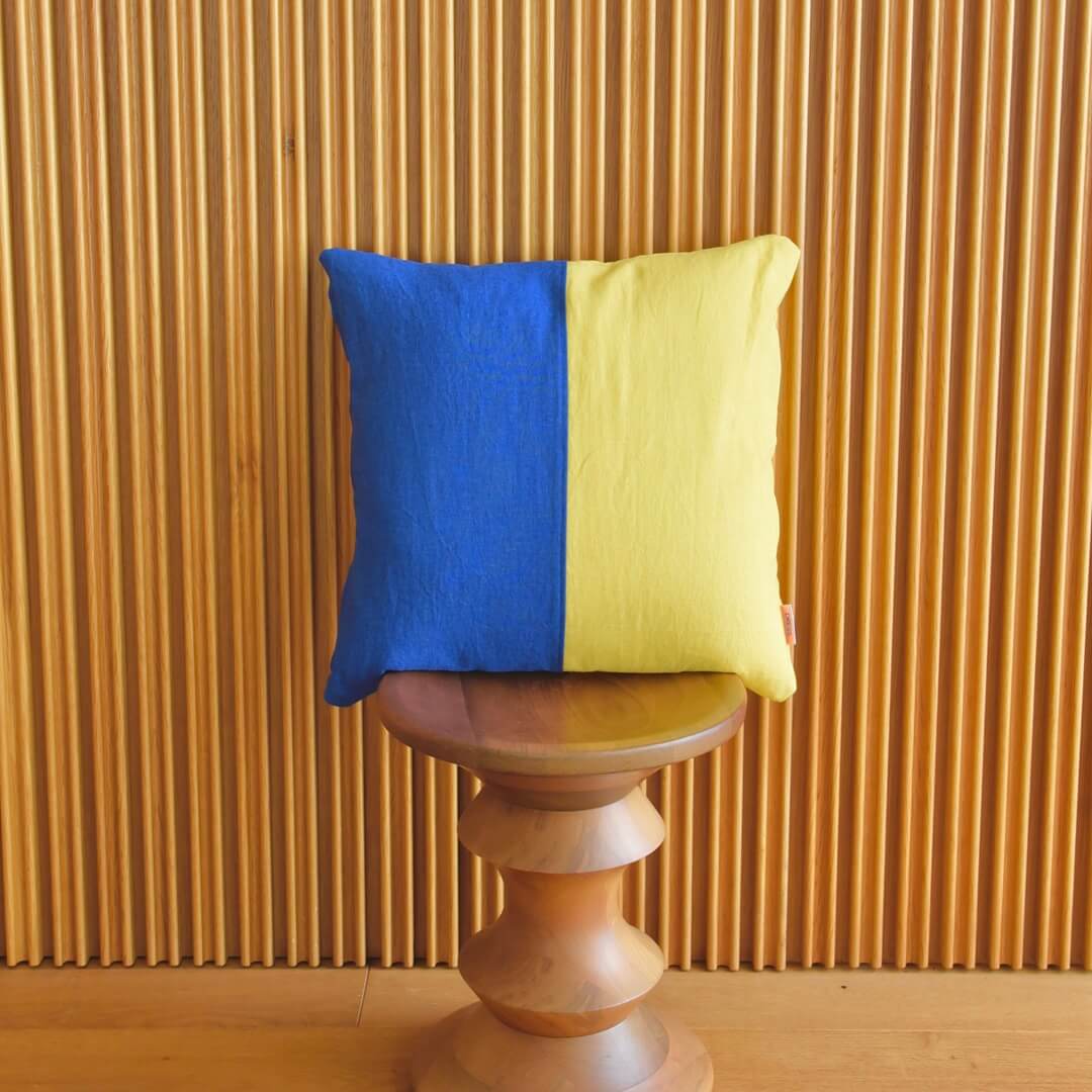 国産リネンのクッションカバー(レモンイエロー&ロイヤルブルー)とクッション