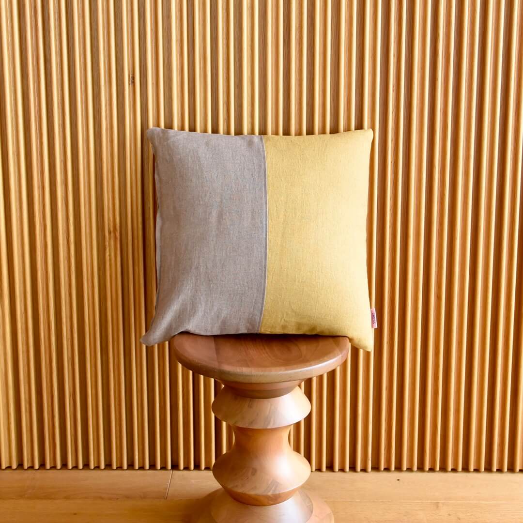 国産リネンのクッションカバー(モカ&マスタード)とクッション