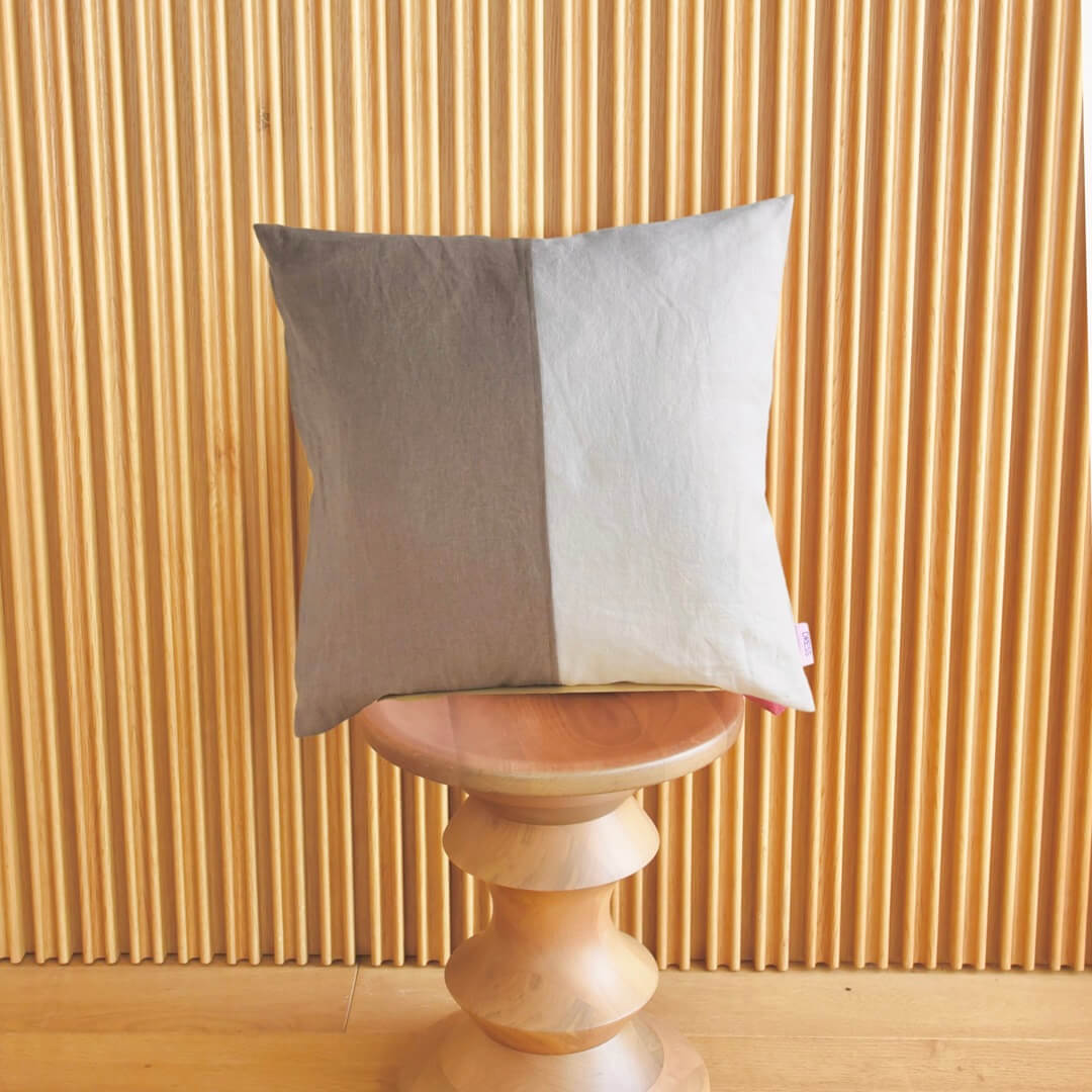 国産リネンのクッションカバー(モカ&オフホワイト)とクッション