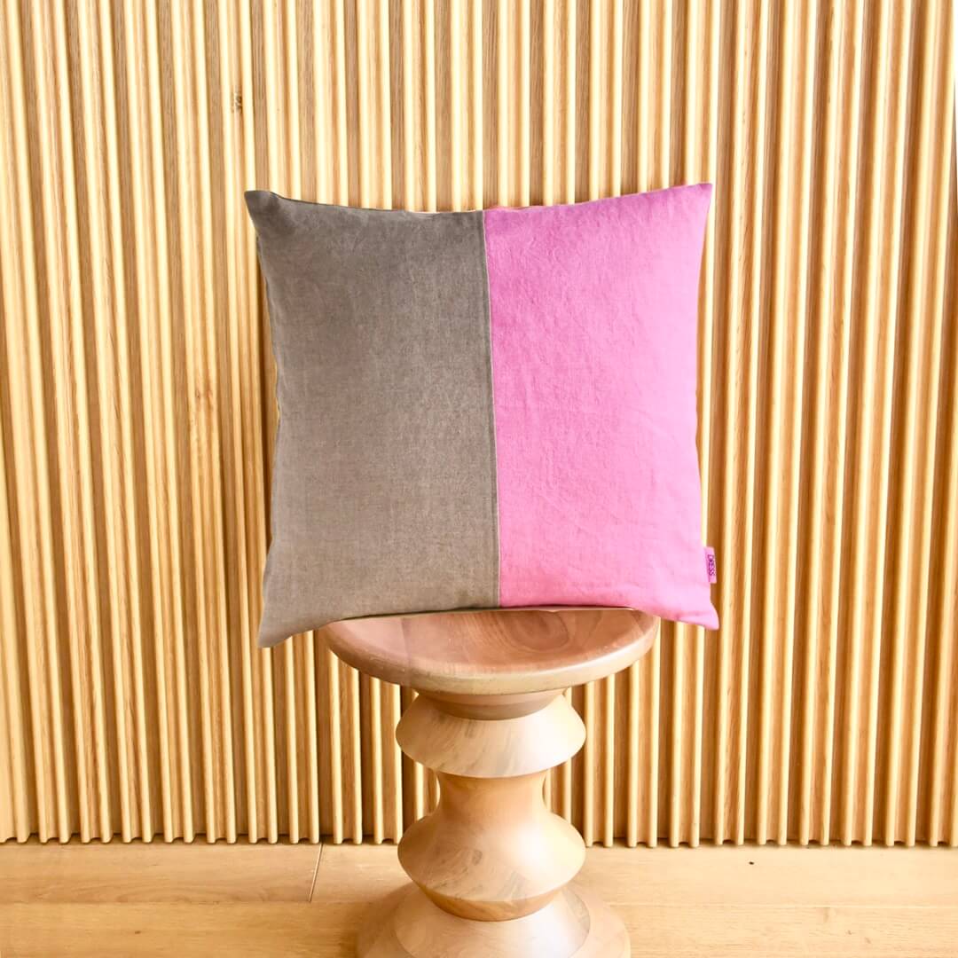 国産リネンのクッションカバー(モカ&パッションピンク)とクッション