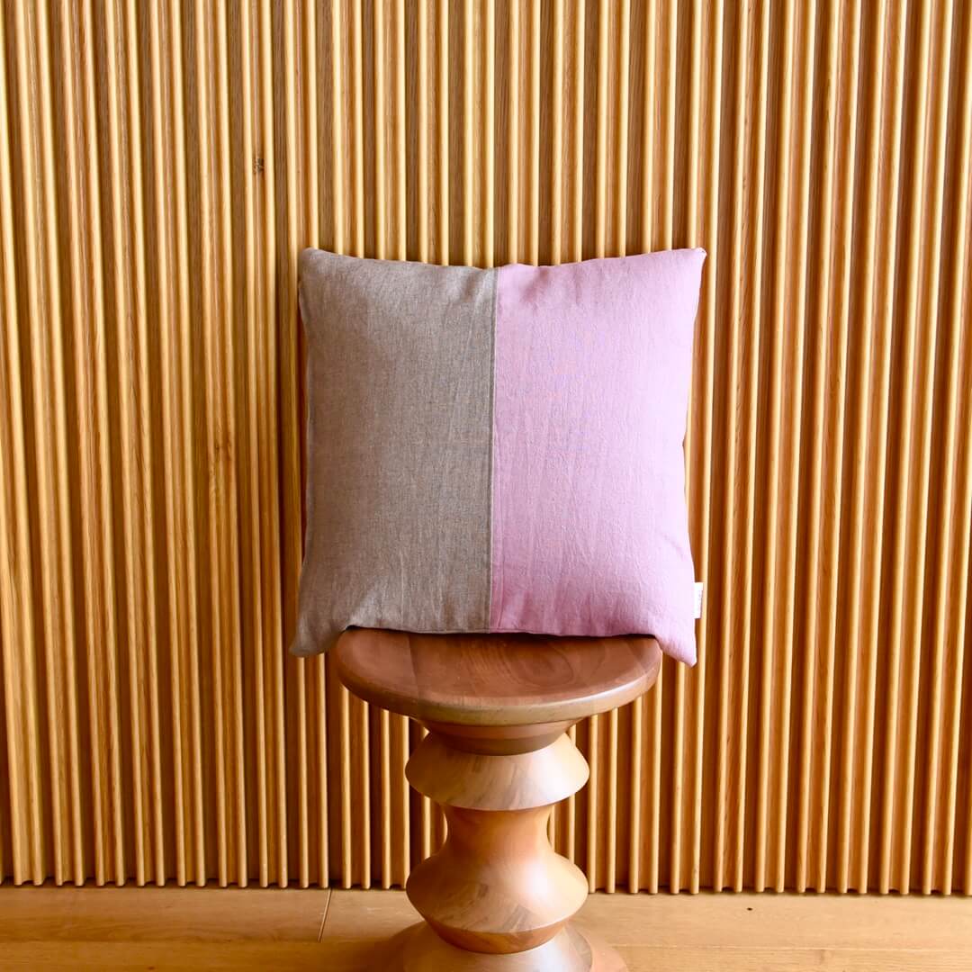 国産リネンのクッションカバーとクッション(モカ&ローズピンク)