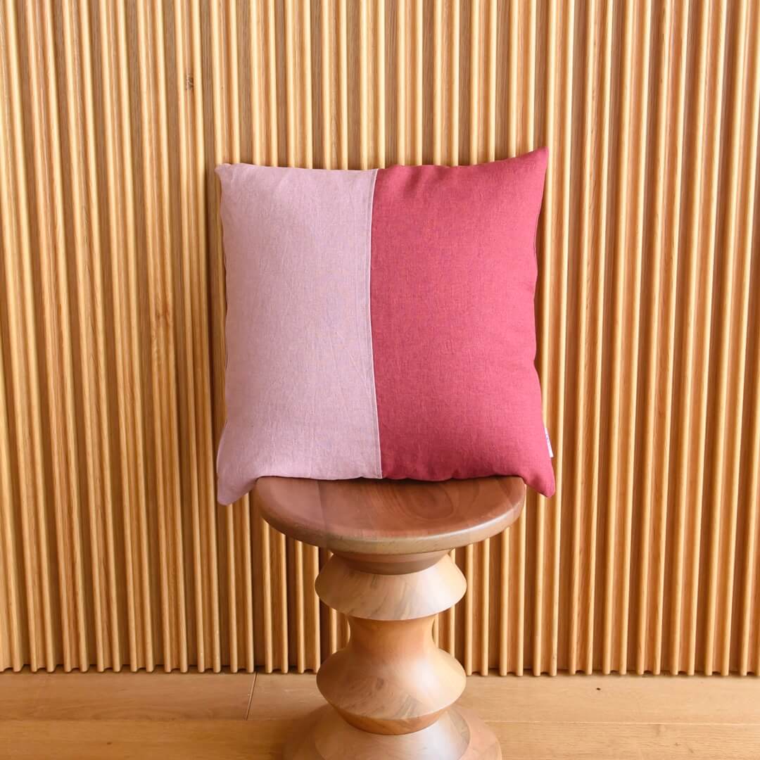 国産リネンのクッションカバー(ローズピンク&ルビーレッド)とクッション