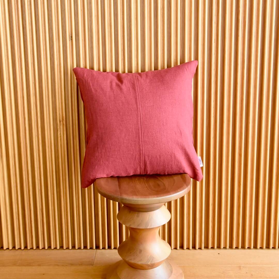 国産リネンのクッションカバー(ルビーレッド&ルビーレッド)とクッション