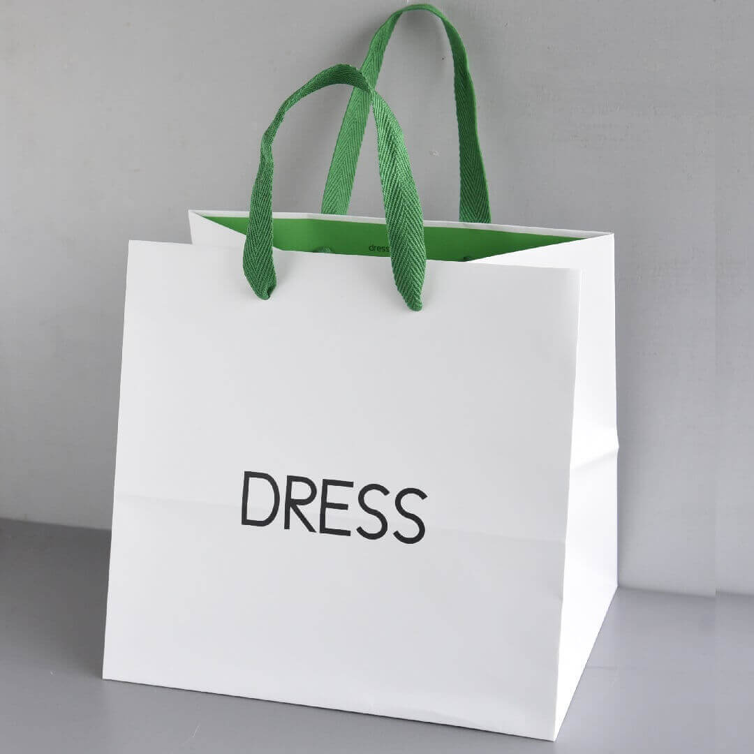 DRESSロゴ入り紙袋(中)