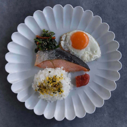 波佐見焼の菊型ワンプレート皿(月白色)
